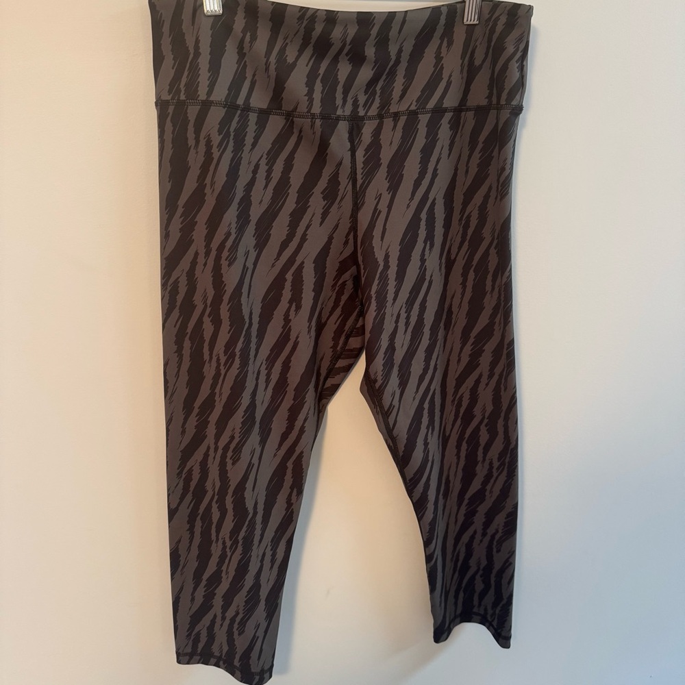 ZYIA ACTIVE Women's Athletic Leggings Green & Black Animal Print Size 16-18